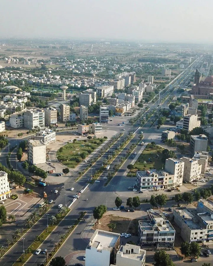 Bahria Town boulevard