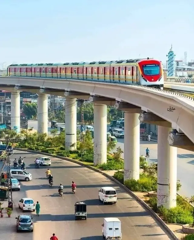 Elevated metro line over a Lahore road